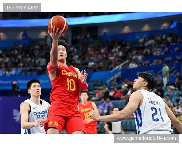 篮球：篮球联赛实时直播，带你感受篮球场上的激烈对抗